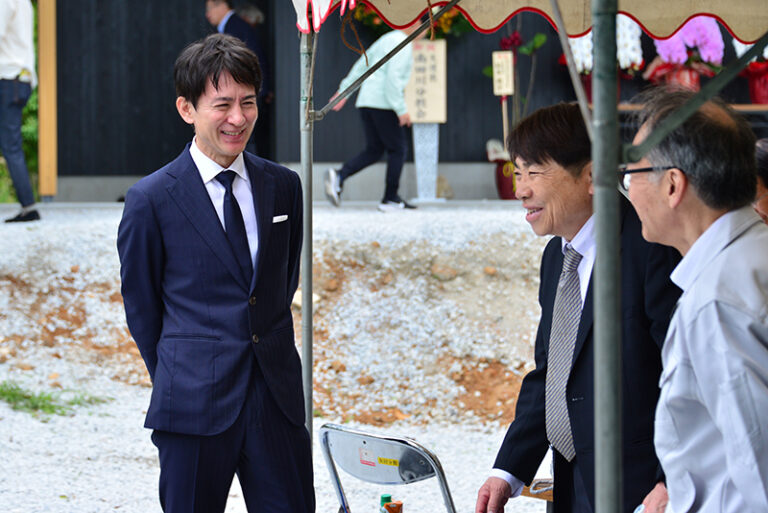 式を無事終えて笑顔のお二人